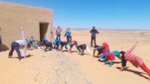 Dans le désert Marocain, la recontre d'une école et le yoga occidental (1)